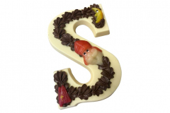 Chocolade letter opgespoten (240 gram) - Wit, verkrijgbaar in de letters M, P en S, verpakt in luxe doos.